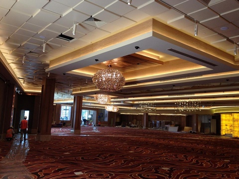 Grid Ceiling with painted Architectural Design Fibre Glass Drop Ceiling Tiles, Plaster Board Bulk Heads